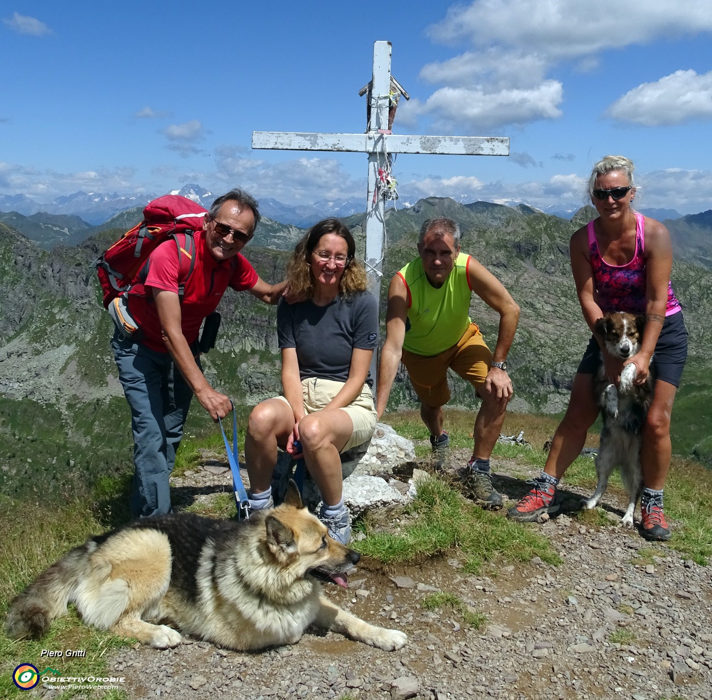 62 Alla croce di vetta del Pizzo Farno (2506 m).JPG -                                